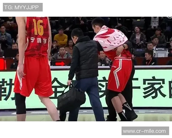 特伦特上篮受伤左小腿被搀扶回更衣室球迷心痛不已
